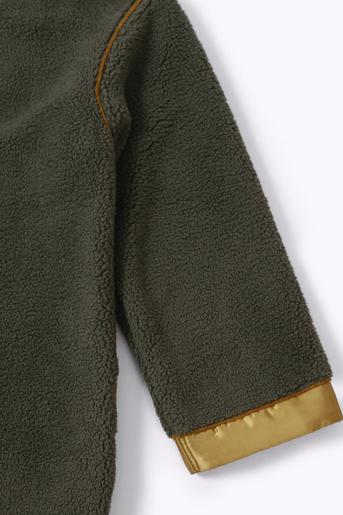 Long coat in faux fur with long sleeves and pockets